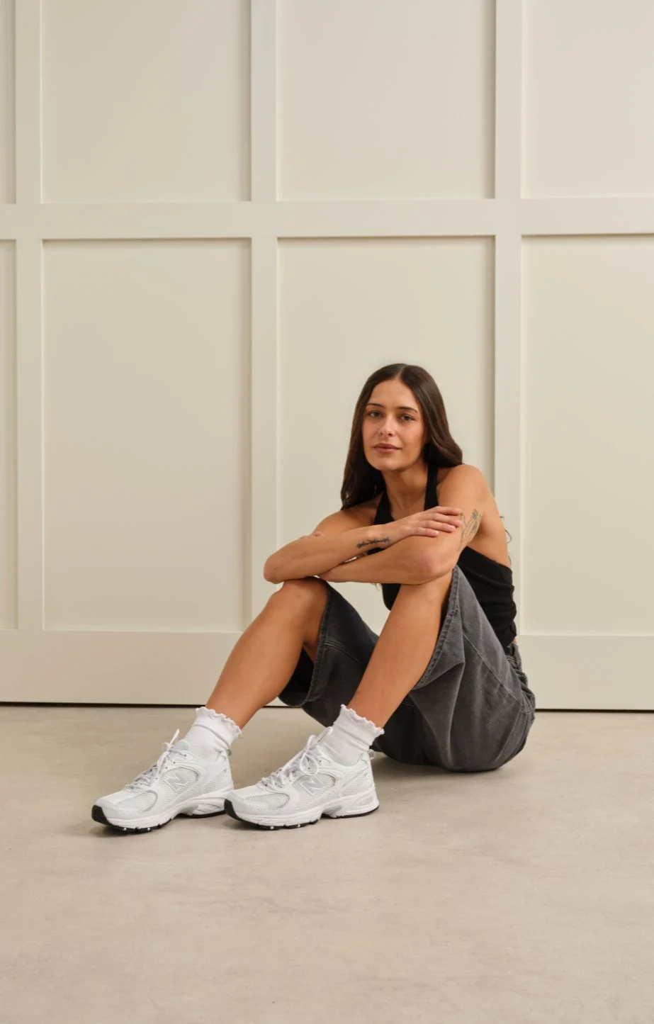 woman wearing new balance 530 sneakers